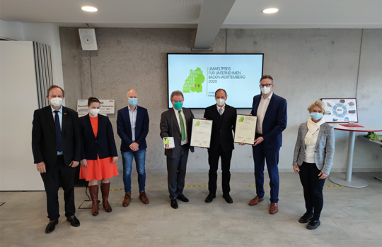 Gruppenbild bei der Preisverleihung des Umweltpreises Baden-Württemberg. In der Mitte Umweltminister Franz Untersteller und Walter Feeß.