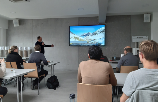 Studenten der Uni Stuttgart bei einem Vortrag von Walter Feeß im K³ Kompetenzzentrum