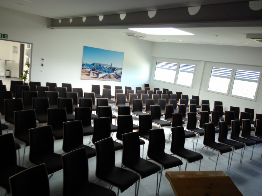 Seminarraum mit Stuhlreihen